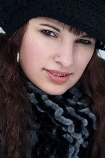 Ung Sympatisk Kvinna Med Hängslen Hatt Och Halsduk — Stockfoto
