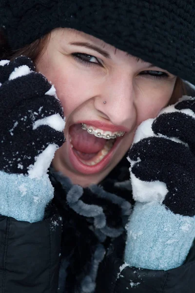 Młoda Krzycząca Kobieta Szelkach Kapeluszu Przylega Śnieg Policzków — Zdjęcie stockowe