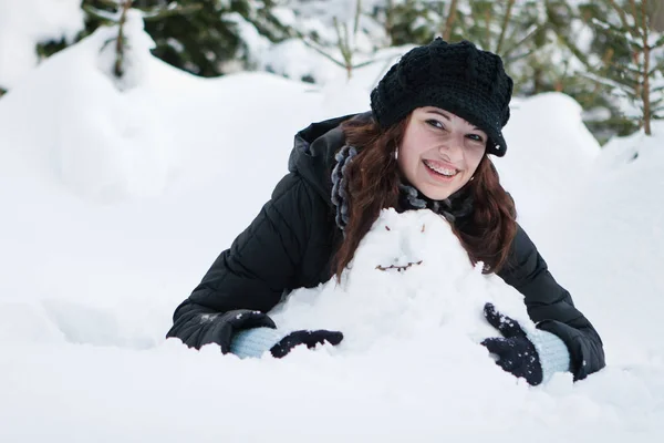 Молодая Симпатичная Женщина Брекетами Строит Снеговика — стоковое фото