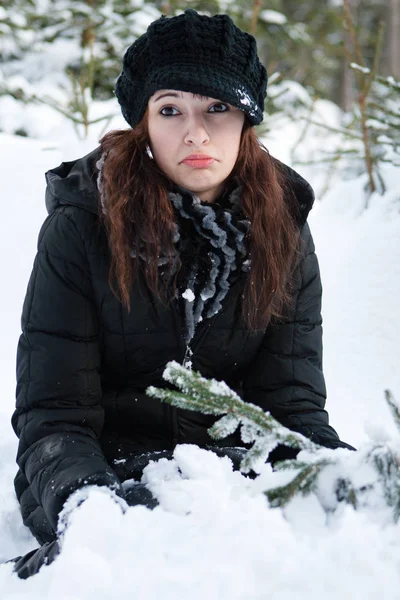 Ung Sympatisk Kvinne Som Sitter Snøen Ser Trist – stockfoto