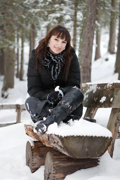 Молода Жінка Сидить Сніжному Лісі Дерев Яній Лавці — стокове фото