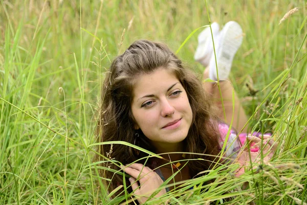 Mujer Joven Acostada Hierba — Foto de Stock