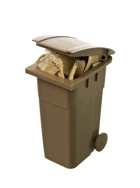 Recyklační Koš Lepenkovým Papírem Izolovaným Bílém Pozadí — Stock fotografie