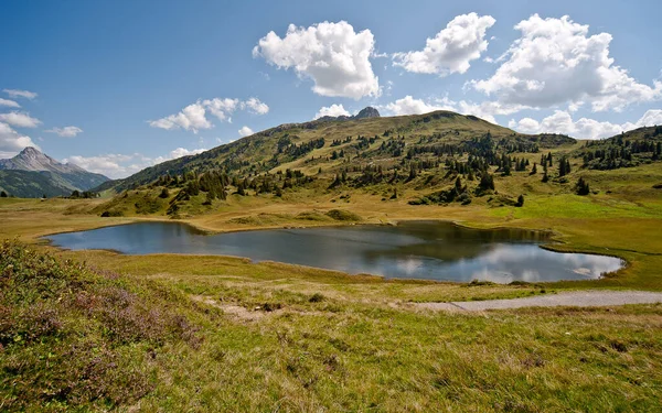 Kalbelesee Com Saloberkopf Auenfeldhorn — Fotografia de Stock