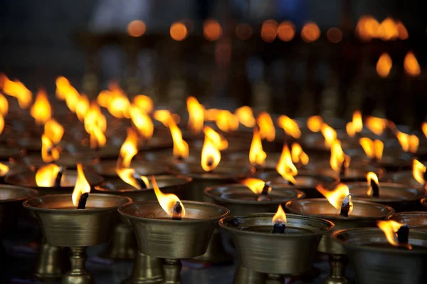 Brûler Des Bougies Dans Temple Bouddhiste Chine — Photo