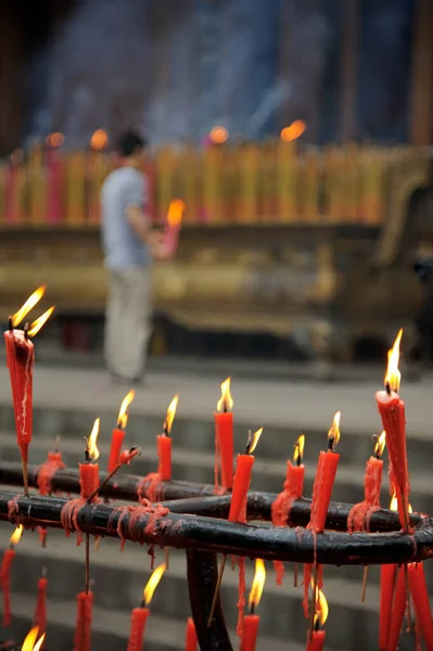 Brûler Des Bougies Dans Temple Bouddhiste Chine — Photo