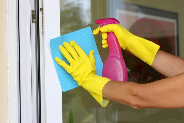 Frau Putzt Haus Mit Schwamm — Stockfoto