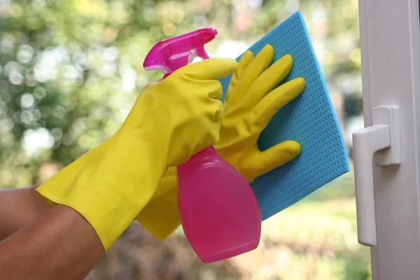 Mulher Limpando Casa Com Esponja Limpa — Fotografia de Stock