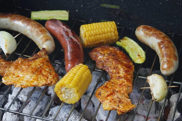 Cibo Eclettico Griglia Carbone Con Carne Salsicce Mais Zucchine Cipolla — Foto Stock