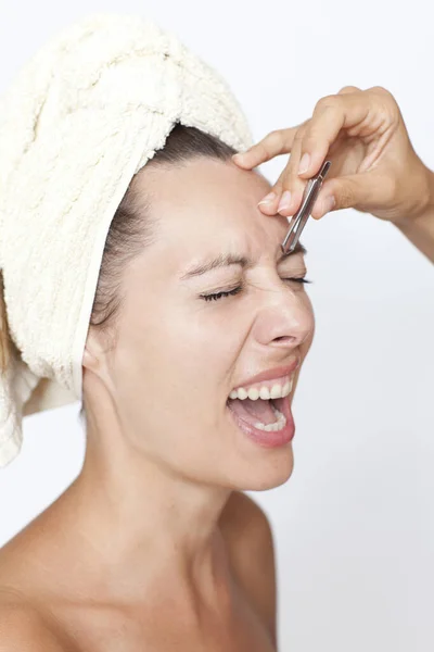 Pluck Woman Applying Eyebrow — Φωτογραφία Αρχείου