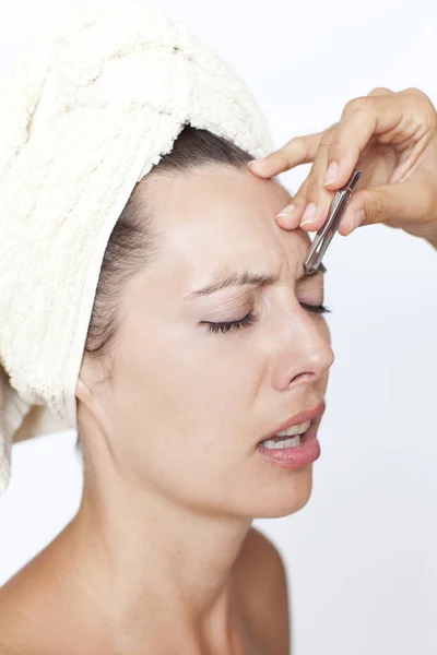 Pluck Woman Applying Eyebrow — Stock Photo, Image