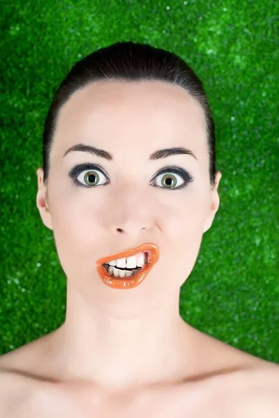 Zbliżenie Portret Kobiety Zabawne Grymaszenie Izolowane Zielono — Zdjęcie stockowe