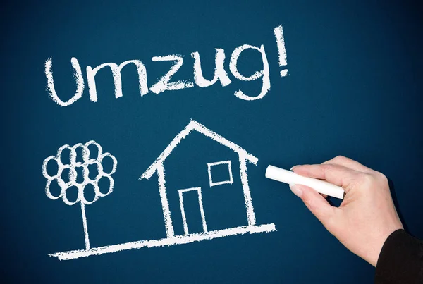 Hand Zeichnet Ein Haus Mit Kreide Auf Einer Tafel — Stockfoto