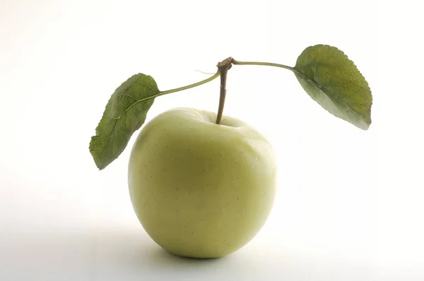 Ein Grüner Apfel Mit Blättern — Stockfoto