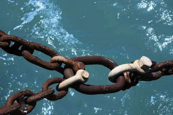 Catena Ferro Arrugginito Con Catene Sopra Acqua — Foto Stock