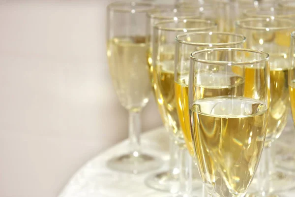 Primo Piano Bicchieri Champagne Ripieni Sul Tavolo Con Spazio Copia — Foto Stock