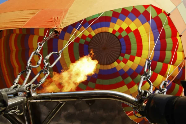 热气球操纵和喷射机火焰的特写 毛色气球 紧实的庄稼 — 图库照片