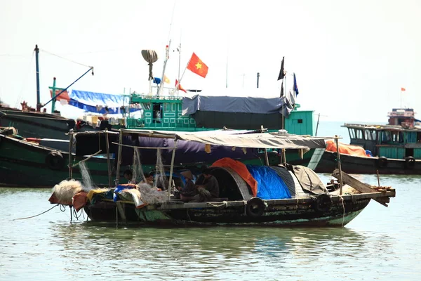 Halong Körfezinde Balıkçılar — Stok fotoğraf