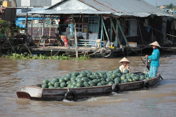 Myanmar湖中的渔船 — 图库照片