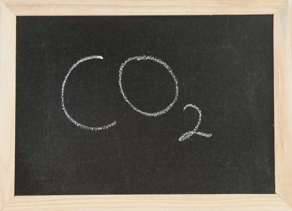 Schwarze Kreidetafel Mit Holzrahmen Und Den Symbolen Für Kohlendioxid — Stockfoto