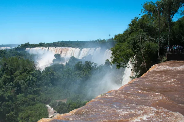 Turistas Ven Las Famosas Cascadas Frontera Argentina Brasil — Foto de Stock