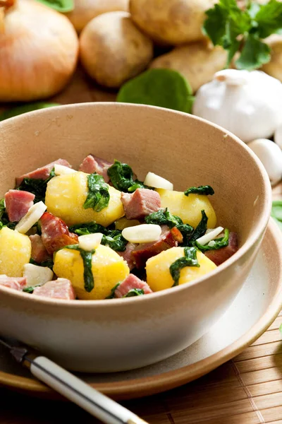 Aardappelen Met Gerookt Vlees Spinazie Knoflook — Stockfoto