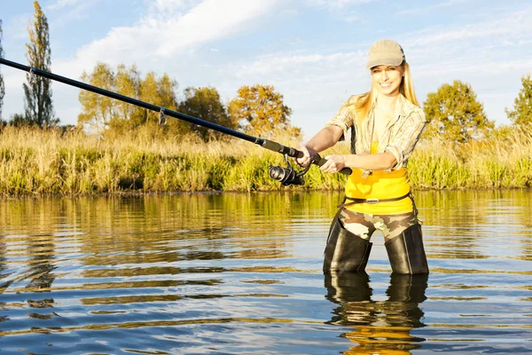 Donna Pesca Nello Stagno — Foto Stock