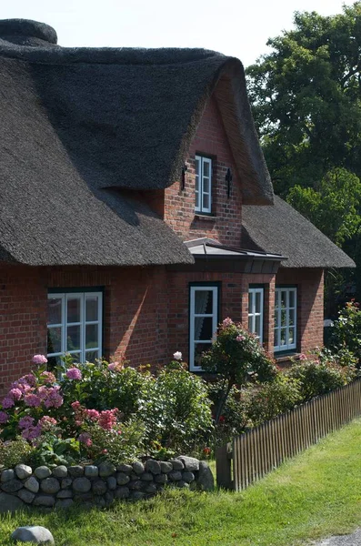 Traditionelles Friesisches Haus Mit Reetdach Auf Der Insel Amrum — Stockfoto