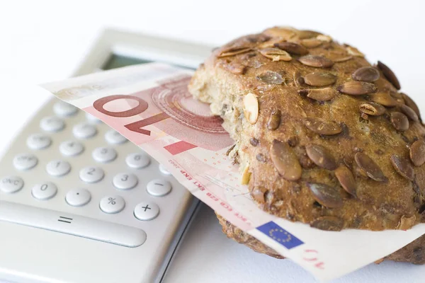 Broodje Met Tien Eurobiljet Rekenmachine — Stockfoto