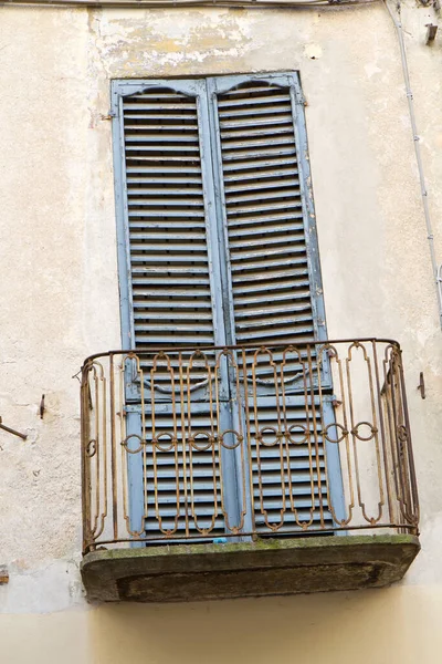 Фасад Итальянских Домов Балконами — стоковое фото