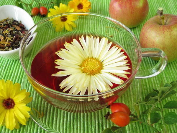 Thé Aux Fruits Avec Des Fleurs Souci Des Hanches Rose — Photo