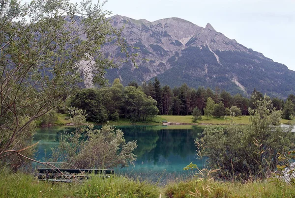 Lago Azul Nas Montanhas — Fotografia de Stock