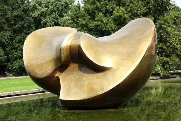 Henry Moore Socha Tiergarten Berlin — Stock fotografie