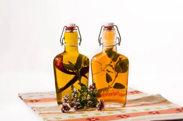 Bottiglie Con Aceto Olio Con Erbe Sottaceto — Foto Stock