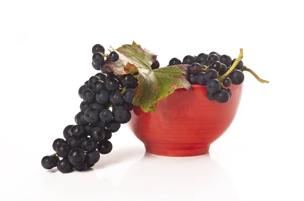 Czerwone Winogrona Czerwonej Porcelanowej Misce — Zdjęcie stockowe