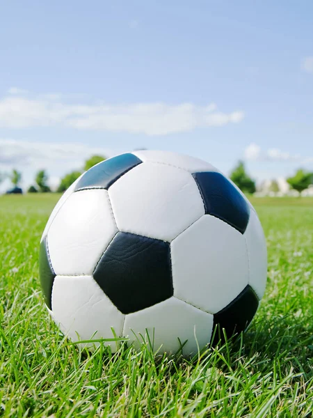 Pelota Fútbol Hierba Contra Cielo Azul —  Fotos de Stock