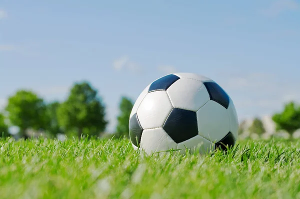 Pelota Fútbol Hierba Contra Cielo Azul —  Fotos de Stock