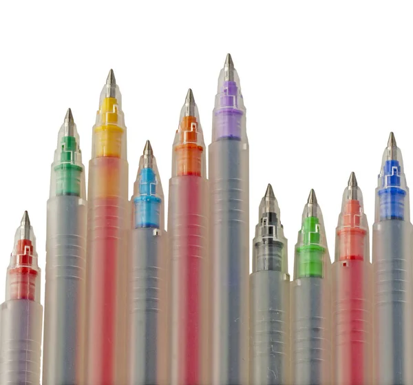 白い背景に異なる色のペン — ストック写真