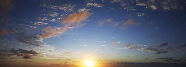 Schöner Dramatischer Himmel Bei Sonnenuntergang — Stockfoto