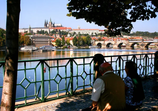 Pár Nábřeží Řeky Vltavy Dívám Pražský Hrad Praha — Stock fotografie