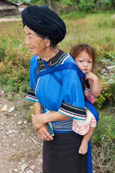 外祖母 孙子孙女 亚洲人 穿着华丽的衣服 — 图库照片