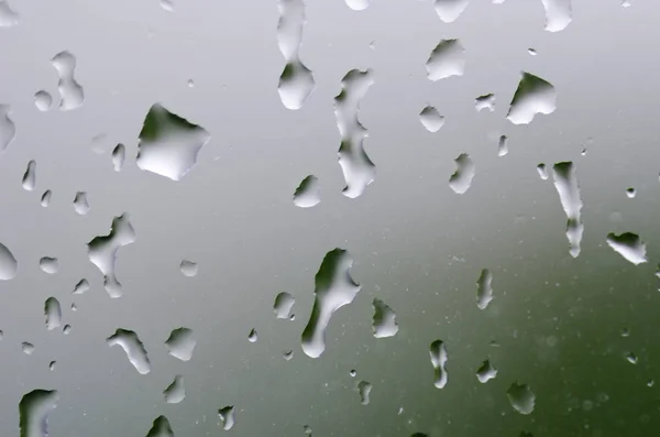 外面下着雨时 窗户上的水都要封死了 — 图库照片