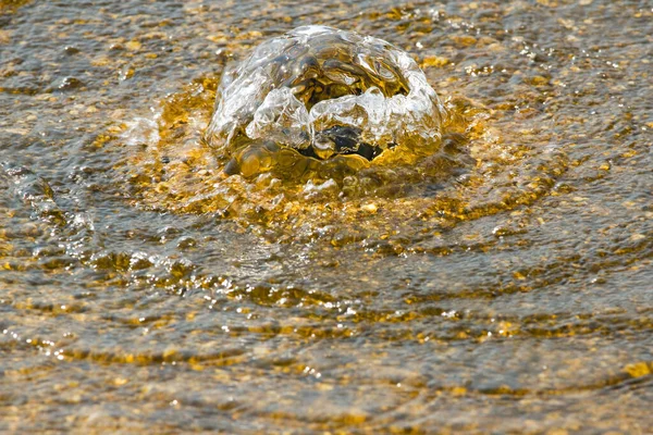 Agua Dorada Que Fluye Burbujea Bajo Sol Verano Spa Concepto — Foto de Stock