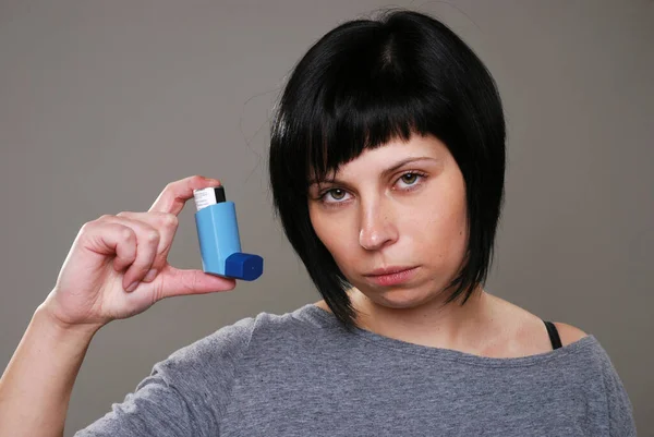 吸入器を持つ若い女性 — ストック写真