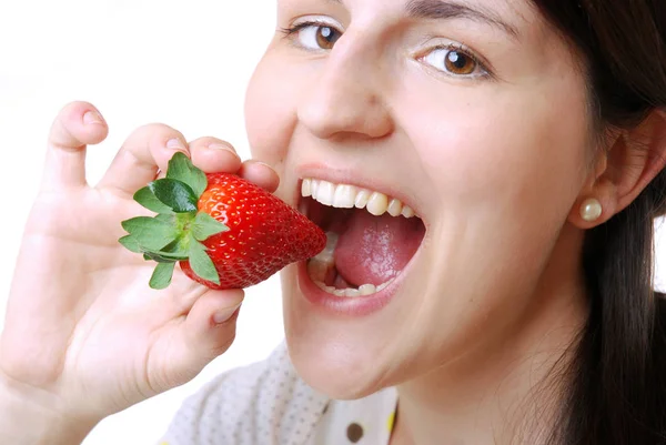 Mujer Joven Comiendo Fresa — Foto de Stock