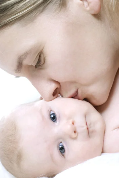 和她儿子在一起的母亲和婴儿 — 图库照片