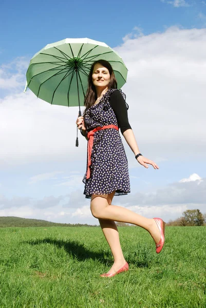 Jonge Vrouw Met Paraplu Het Veld — Stockfoto