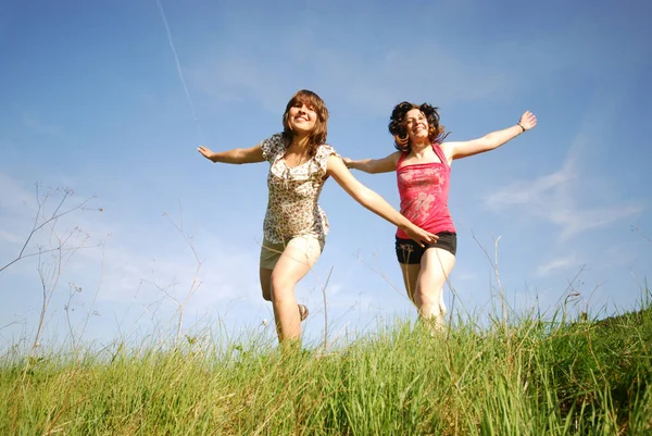 Duas Meninas Saltando Campo — Fotografia de Stock