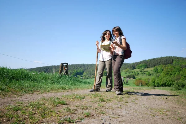 Caminhantes Com Bússola Mapa — Fotografia de Stock