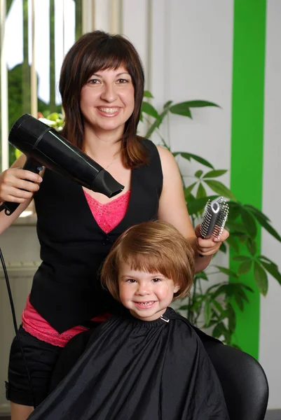 Cabeleireiro Secar Cabelo Uma Menina Salão Beleza — Fotografia de Stock